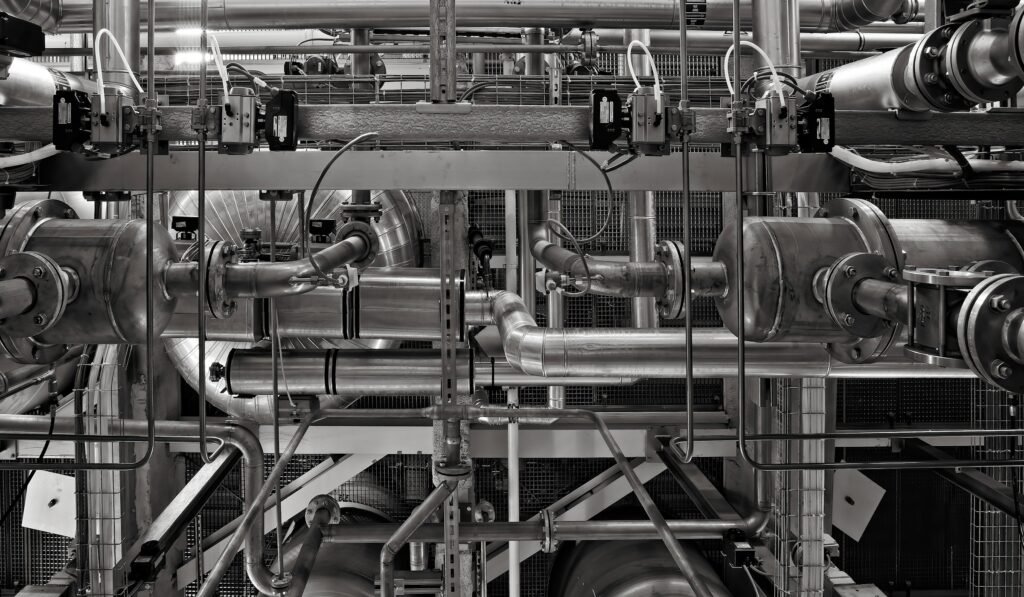 Canonades i vàlvules metàl·liques en una planta industrial de procés