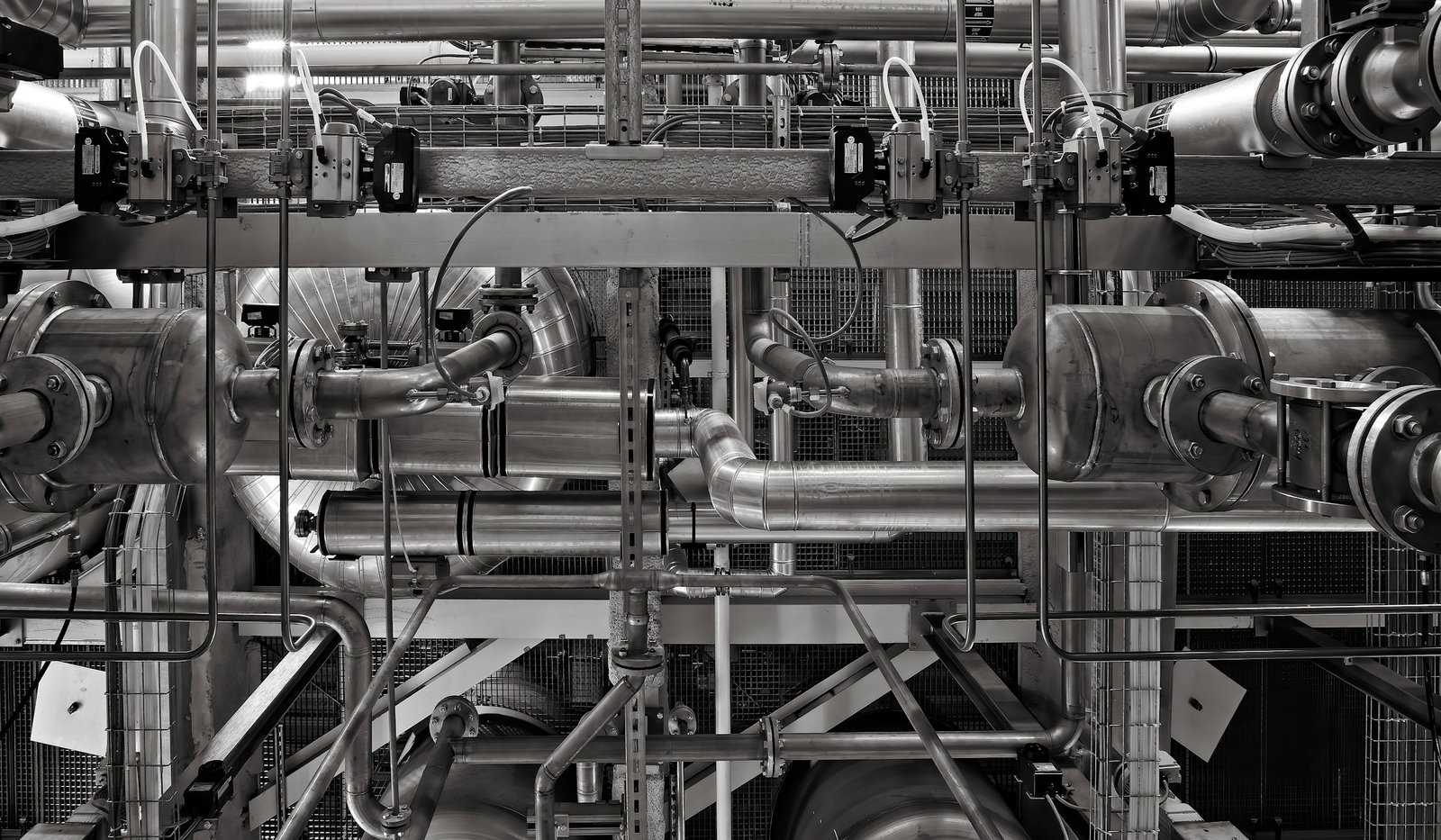 Canonades i vàlvules metàl·liques en una planta industrial de procés