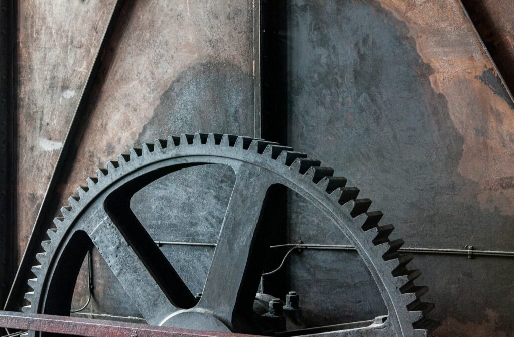 Detall d'una gran roda dentada industrial